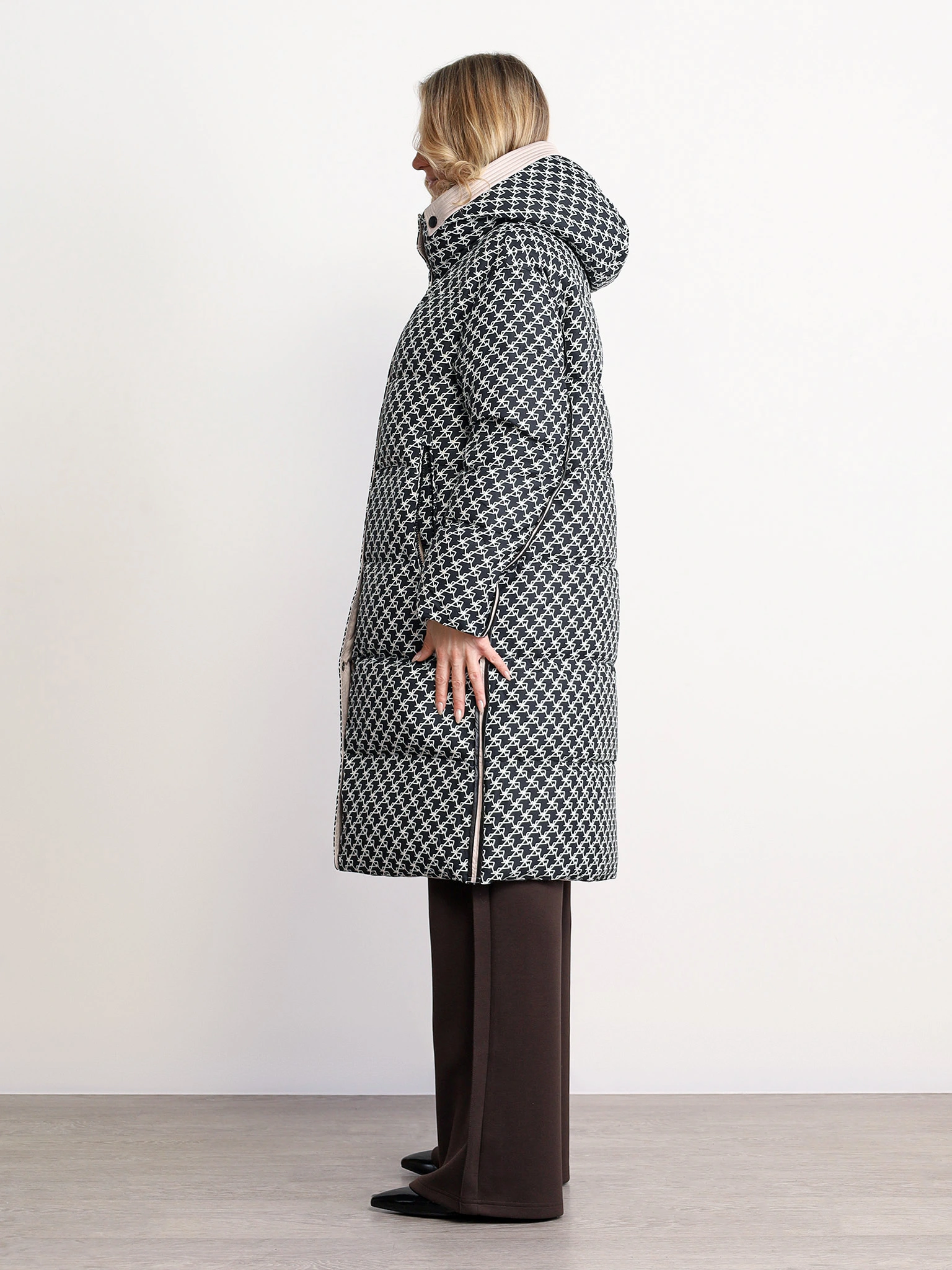 Пуховик черного цвета с капюшоном